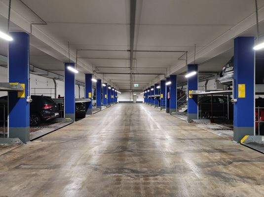Eine gut beleuchtete Tiefgarage