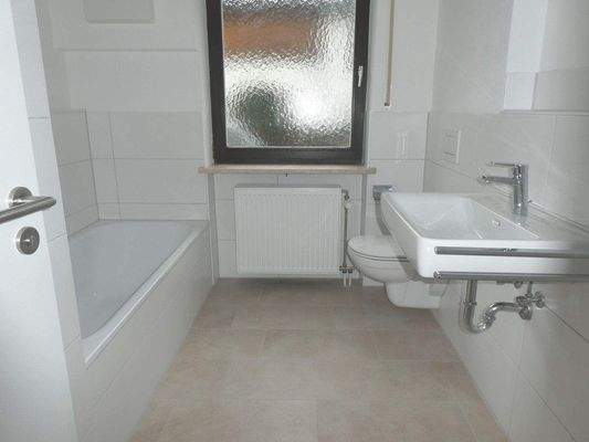 Bad mit Wanne, Dusche und WC