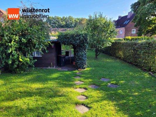 schöner Garten mit Gartenhäuschen