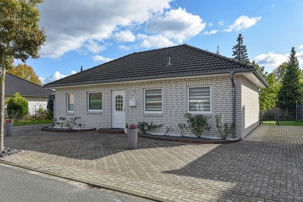 moderner Bungalow mit Carport in gehobener Lage 