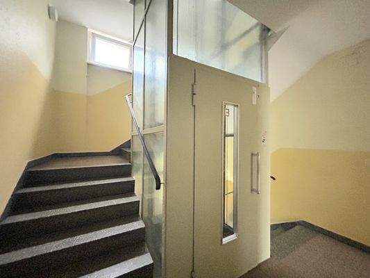 Treppenhaus mit Fahrstuhl