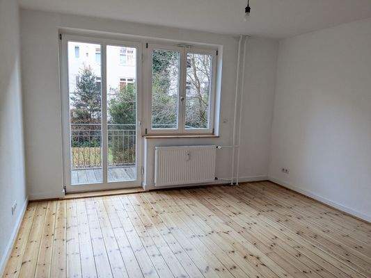 Schlafzimmer mit Balkonzugang.jpg