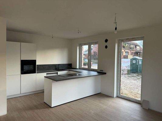 Moderne Einbauküche mit Kochinsel