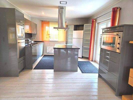 Blick vom offenen Wohnen in die Küche