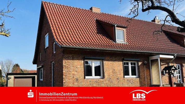 straßenseitige Gebäudeansicht