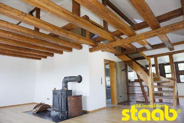 großer Wohnbereich mit Sichtgebälk sowie Kamin!