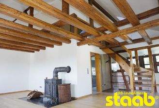 großer Wohnbereich mit Sichtgebälk sowie Kamin!