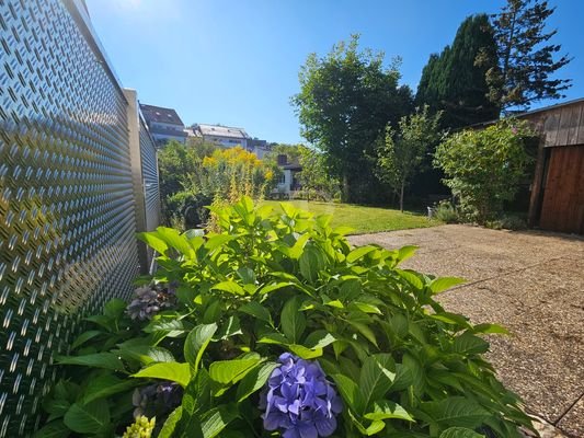 großzügiger Garten mit Rolltor