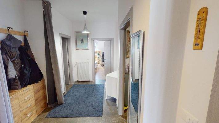 Meran-Merano-Dreizimmerwohnung-trilocale-Balkon-balcone-Keller-cantina-zentral-saniert-ristrutturato-Bonus 110-Böden-pavimenti-Fenster-finestre