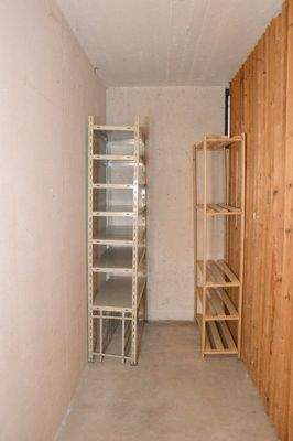 Kellerraum mit Regalen