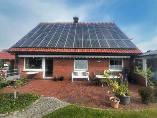 Rückansicht mit PV und Terrasse