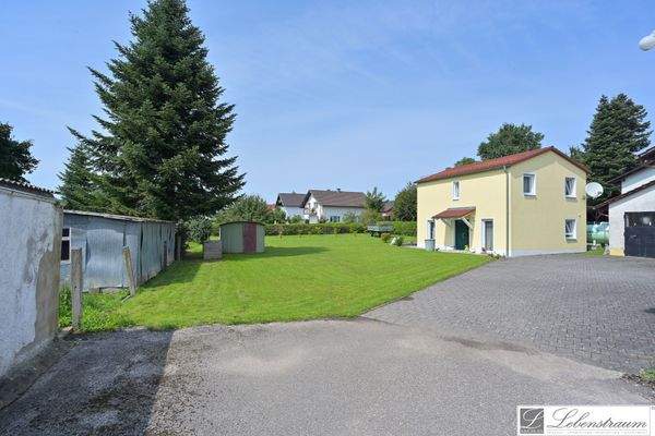 Grundstueck mit Nachbargebaeude