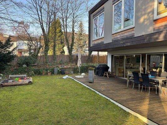 Terrasse mit Anbau darüber