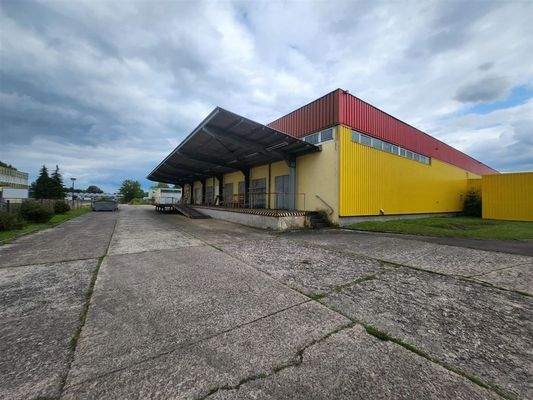 Lager mit Laderampe und Tor