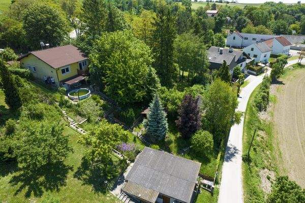 Drohnenblick von Norden zum Haus