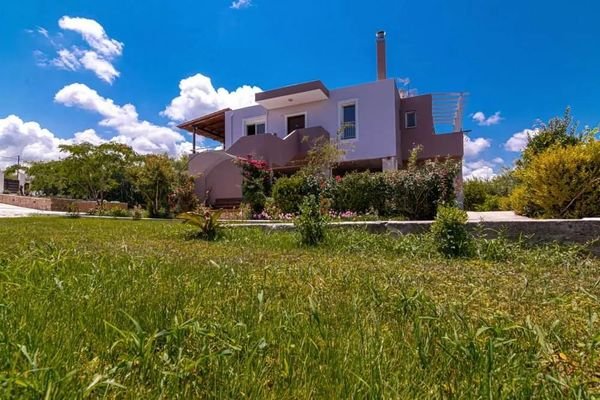 Kreta, Platanias: Elegante Villa mit weitläufigem Grundstück und modernem Komfort zumVerkauf