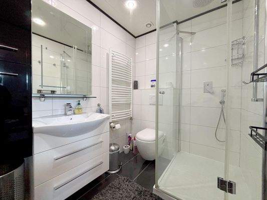 modernes Duschbad im Dachgeschoss