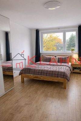 großzügiges Schlafzimmer