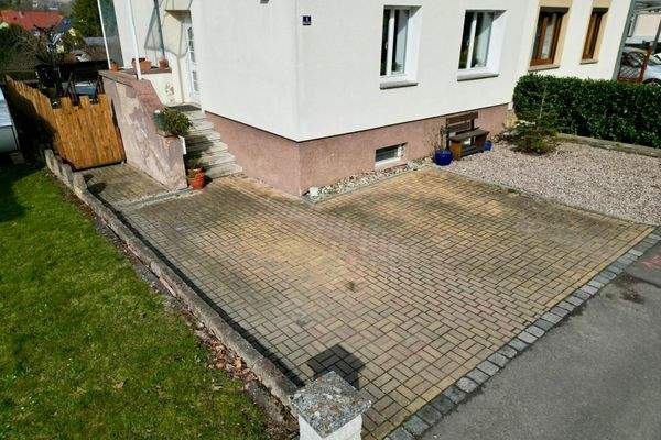 PKW- Stellplätze vor dem Haus