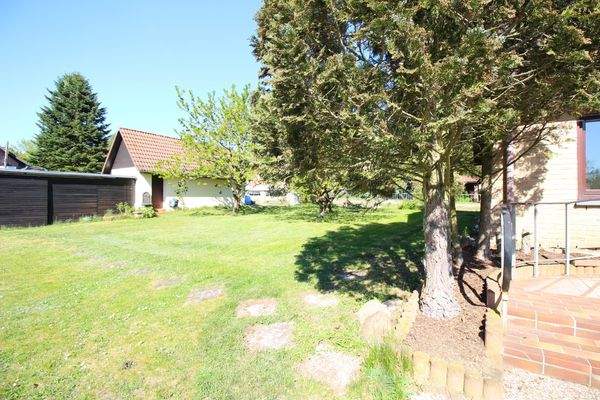 Obstgarten mit Garage