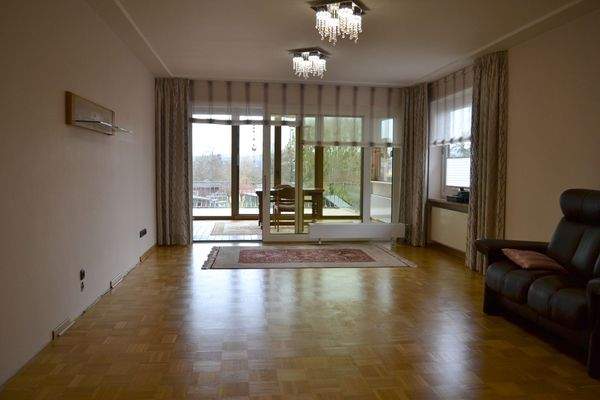 Großes, helles Wohnzimmer