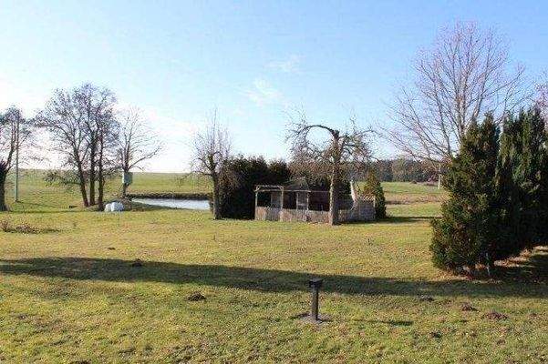 Grünfläche mit benachbarten Teich