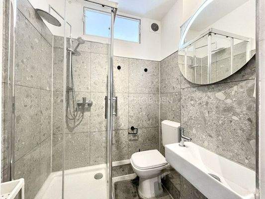 Badezimmer mit Dusche