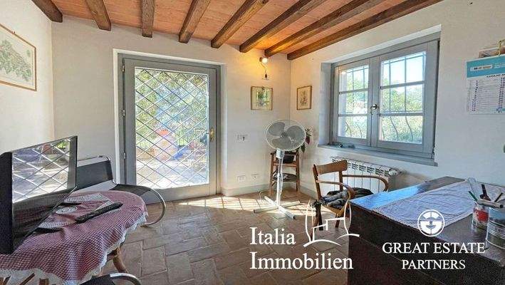 Typisches Bauernhaus mit Swimmingpool, Nebengebäude, Garten mit Olivenhain in Ortsnähe