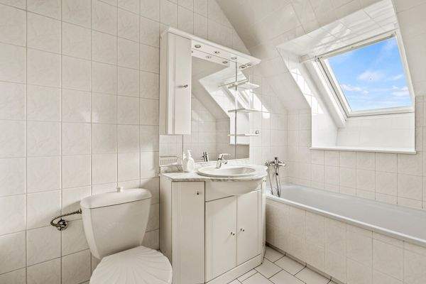 OG: Tageslichtbad mit Wanne