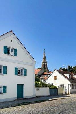 Idyllische Wohnstraße in Obergiesing mit Blick auf die Heilig-Kreuz-Kirche