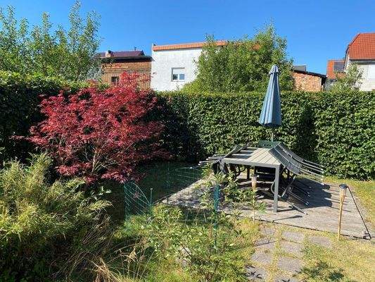 Blick in den sommerlichen Garten mit Freisitz