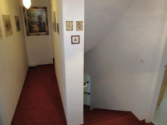 OG Flur zur Treppe ins DG