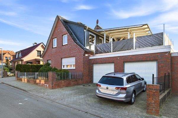 Frontansicht mit zwei Garagen