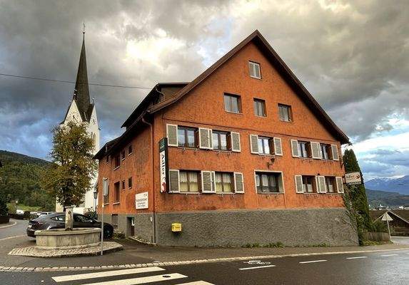 Gasthaus Adler in Klaus mit Kirche nd Brunnen.JPEG