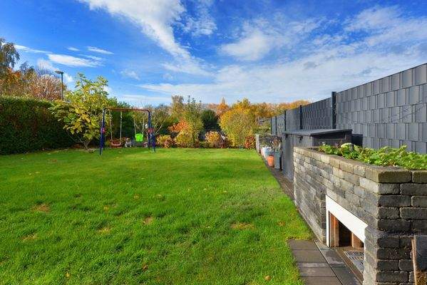 der Garten mit viel Platz zum Spielen