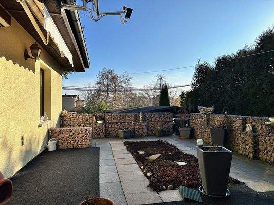 große Terrasse mit 2 Markisen