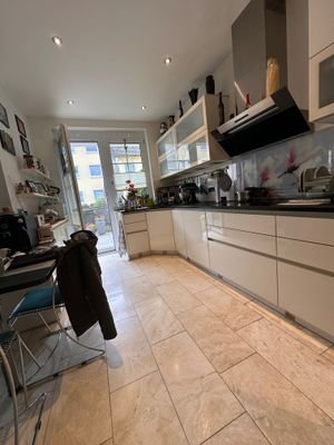Küche mit angrenzender Terrasse