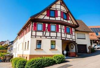Schönes Fachwerkhaus mit Anbau in Effringen (KI)