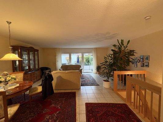 Wohnzimmer und Treppe ins UG