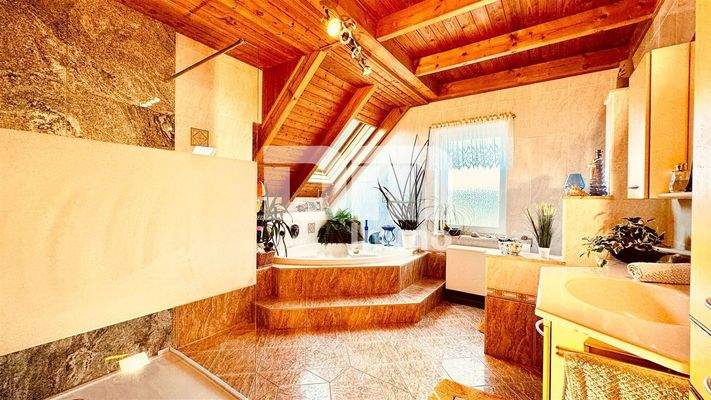 WE3 - 2.OG / DG Badezimmer / Wanne / Dusche