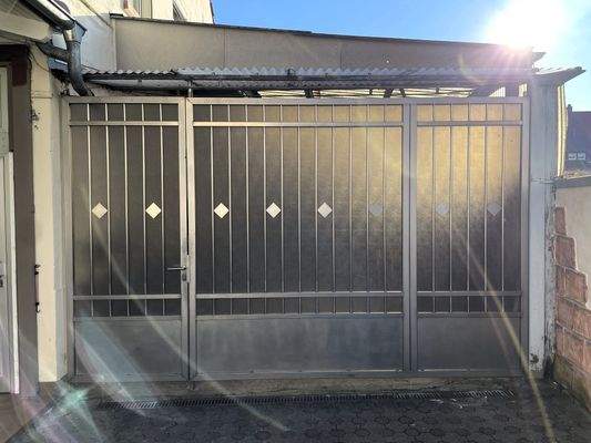 Edelstahltor zur Halle