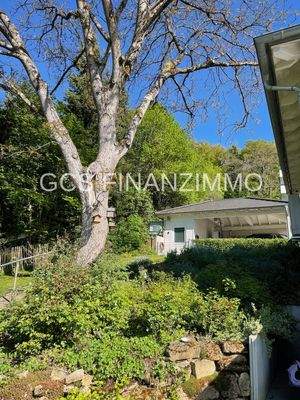 Blick vom Garten auf den Carport