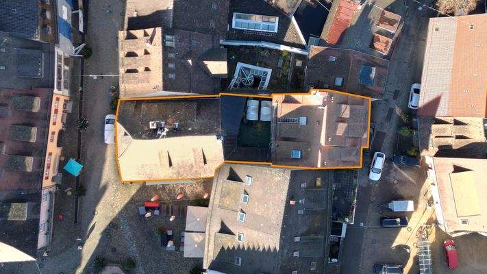 Vogelperspektive auf das Grundstück mit beiden Gebäudeteilen und zentralem Innenhof