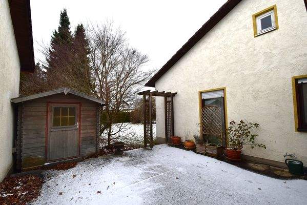 Terrasse mit Blick in den Garten