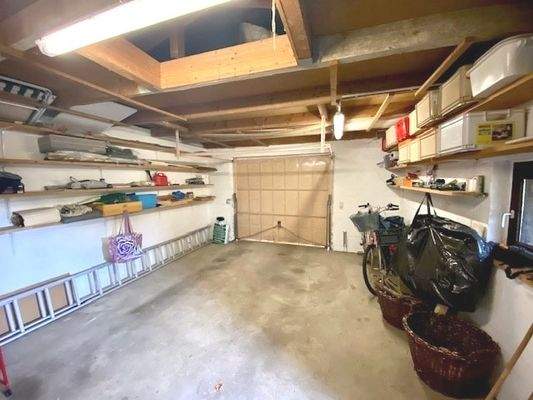 Traum für jeden Autofahrer und Handwerker: Große Garage mit Werkstatt