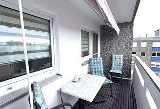 Herrlich sitzen auf dem Balkon