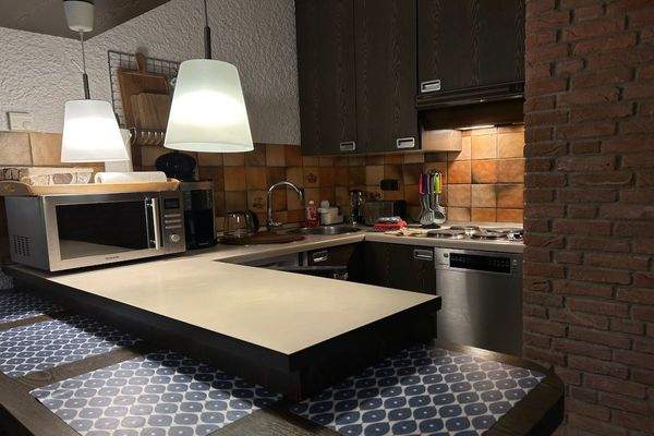 offener Küchenbereich mit EBK