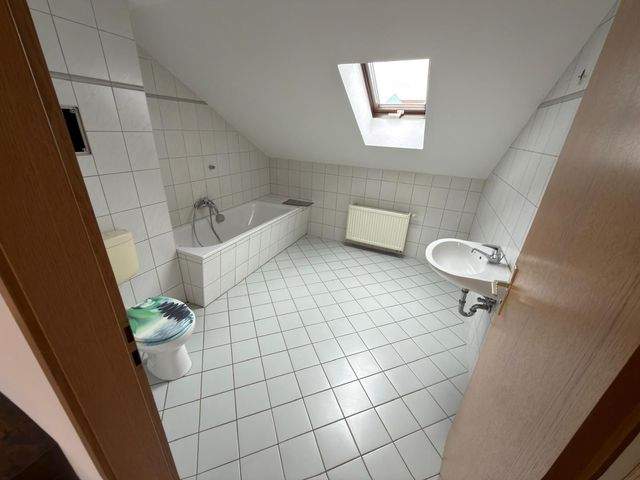 Helle 2 Raum Dachgeschosswohnung mit Einbauküche und weiteren Möbeln - Photo 4