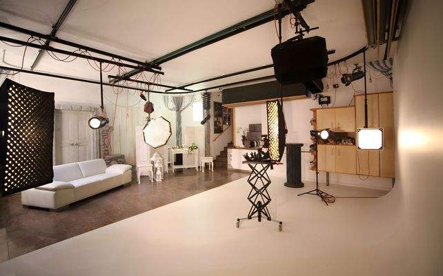 Großzügige Multifunktionsfläche mit hoher Decke und flexibler Raumwirkung.jpg