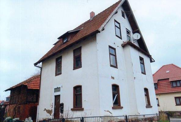 Straßenansicht und Hauseingang